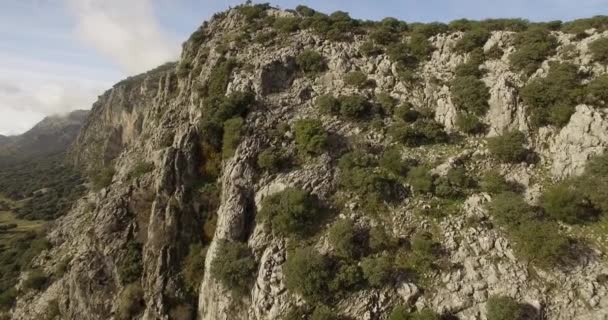 4k Antenne, Flug entlang einer Bergkette im Naturpark Sierra de Grazalema, Andalusien, Spanien