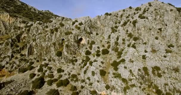 4K εναέρια, πτήση κατά μήκος ορεινής περιοχής στο πάρκο φυσικό Σιέρα ντε Γκρααλέμα, Ανδαλουσία, Ισπανία — Αρχείο Βίντεο