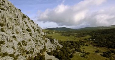 4k Aerial, Parque Natural Sierra De Grazalema bir dağ sırası boyunca Uçuş, Endülüs, İspanya