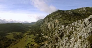 4k Aerial, Parque Natural Sierra De Grazalema bir dağ sırası boyunca Uçuş, Endülüs, İspanya