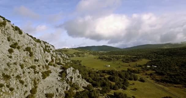 4k空中、パルケ自然シエラデグラザレマ、アンダルシア、スペインの山脈に沿って飛行 — ストック動画