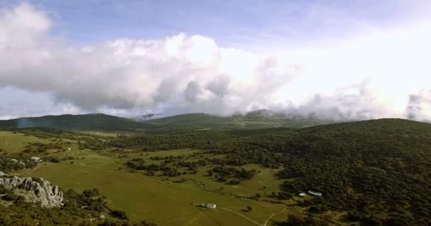 4k空中、パルケ自然シエラデグラザレマ、アンダルシア、スペインの山脈に沿って飛行 — ストック動画