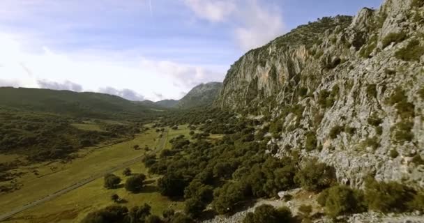 4K-antenn, flygning längs en bergskedja i Parque Natural Sierra de Grazalema, Andalusien, Spanien — Stockvideo