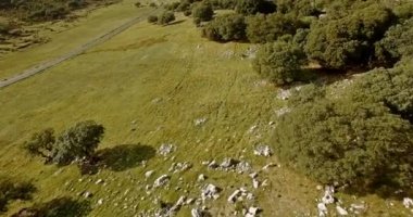 4k Aerial, Parque Natural Sierra De Grazalema bir dağ sırası boyunca Uçuş, Endülüs, İspanya