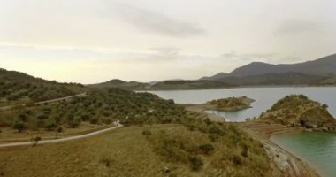 4k Aerial, İspanya'daki bariyer gölü üzerindeki uçuşlar, Embalse De Zahara, Endülüs