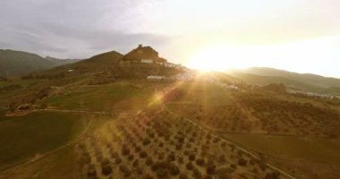 4k Aerial, İspanya'daki bariyer gölü üzerindeki uçuşlar, Embalse De Zahara, Endülüs