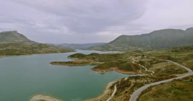 4k Aerial, İspanya'daki bariyer gölü üzerindeki uçuşlar, Embalse De Zahara, Endülüs