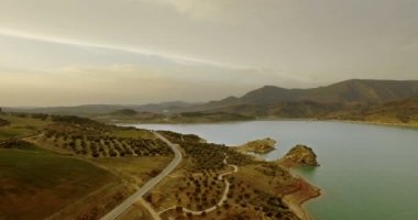 4k Aerial, İspanya'daki bariyer gölü üzerindeki uçuşlar, Embalse De Zahara, Endülüs