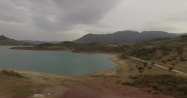 4k Aerial, İspanya'daki bariyer gölü üzerindeki uçuşlar, Embalse De Zahara, Endülüs