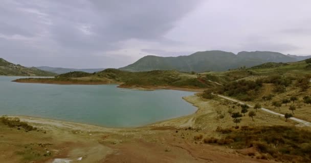 4k Aerial, İspanya'daki bariyer gölü üzerindeki uçuşlar, Embalse De Zahara, Endülüs — Stok video