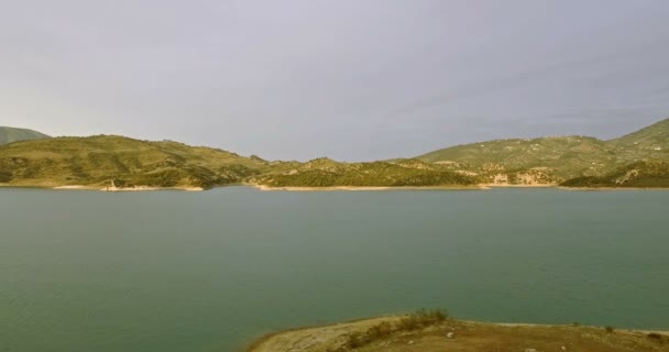 4k 에어리얼, 스페인 장벽 호수 를 통해 항공편, 방부세 드 자하라, 안달루시아 — 비디오