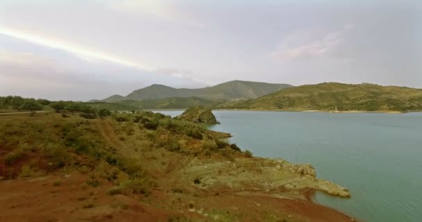 4k anténa, lety přes bariérové jezero ve Španělsku, Embalse de Zahara, Andalusie — Stock video