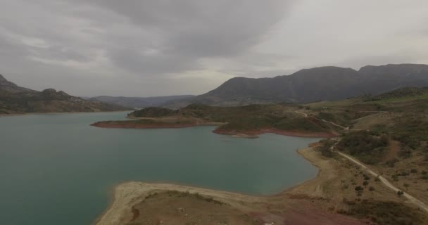 4k anténa, lety přes bariérové jezero ve Španělsku, Embalse de Zahara, Andalusie — Stock video