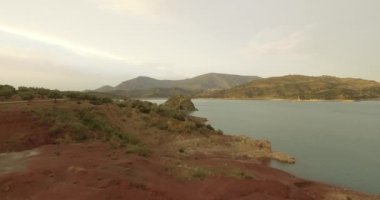 4k Aerial, İspanya'daki bariyer gölü üzerindeki uçuşlar, Embalse De Zahara, Endülüs
