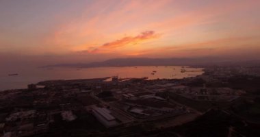 Gibraltar, İspanya yakınındaki 4 k hava, gün batımı ve gece uçuş