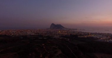 Gibraltar, İspanya yakınındaki 4 k hava, gün batımı ve gece uçuş
