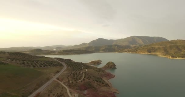 4k anténa, lety přes bariérové jezero ve Španělsku, Embalse de Zahara, Andalusie — Stock video