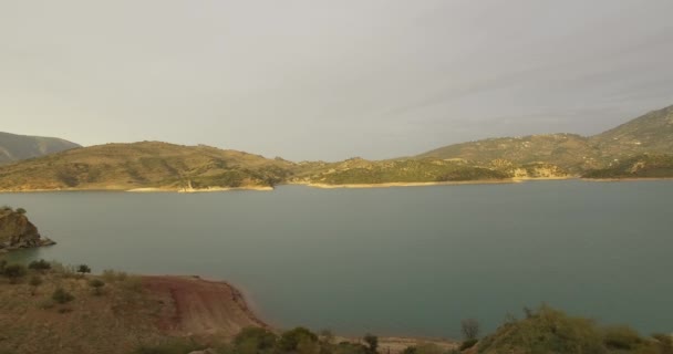 4k Aerial, İspanya'daki bariyer gölü üzerindeki uçuşlar, Embalse De Zahara, Endülüs — Stok video