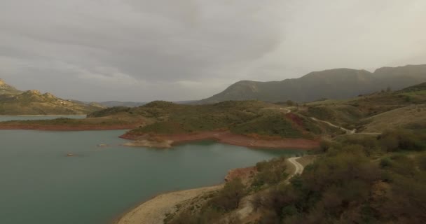 4K Aerial, Vols au-dessus d'un lac barrière en Espagne, Embalse De Zahara, Andalousie — Video