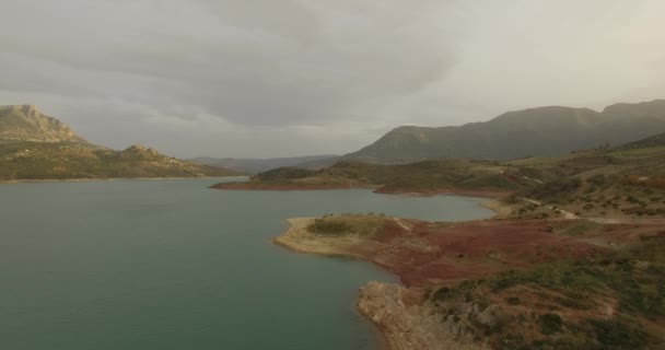 4K Aerial, Voli sopra il lago barriera in Spagna, Embalse De Zahara, Andalusia — Video Stock