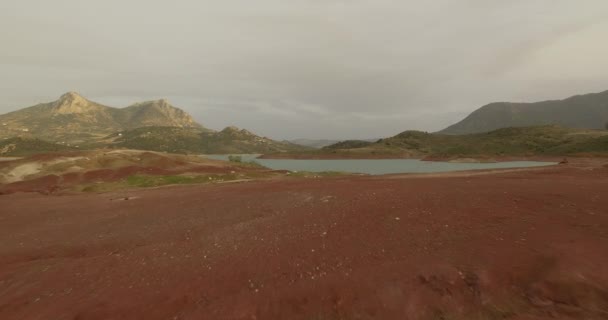 4K εναέρια, πτήσεις πάνω από λίμνη φράγμα στην Ισπανία, Ταριχία ντε Ζhara, Ανδαλουσία — Αρχείο Βίντεο