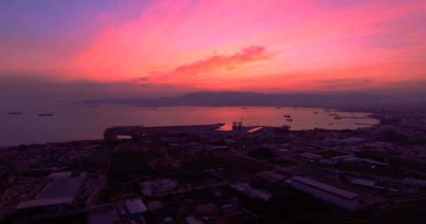 4K Aerial, Sunset dan penerbangan malam dekat Gibraltar, Spanyol — Stok Video