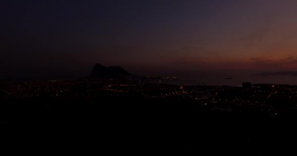 Vuelo aéreo, atardecer y nocturno 4K cerca de Gibraltar, España — Vídeo de stock