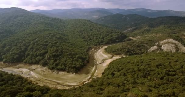 4K Aerial, Vols au-dessus d'un lac barrière en Espagne, Embalse De Guadarranque, Andalousie — Video