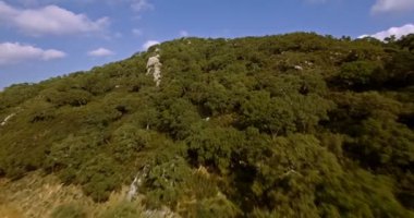 4k Aerial, İspanya'daki bariyer gölü üzerindeki uçuşlar, Embalse De Guadarranque, Endülüs