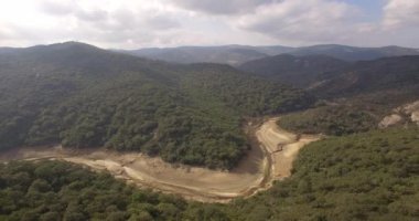4k Aerial, İspanya'daki bariyer gölü üzerindeki uçuşlar, Embalse De Guadarranque, Endülüs