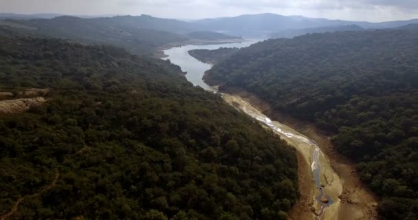 4k anténa, lety přes bariérové jezero ve Španělsku, Embalse de Guadarranque, Andalusie — Stock video