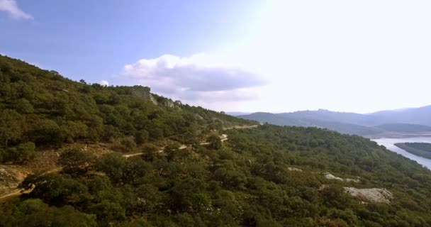 4K Aerial, Рейсы над барьерным озером в Испании, Embalse De Guadarranque, Андалусия — стоковое видео