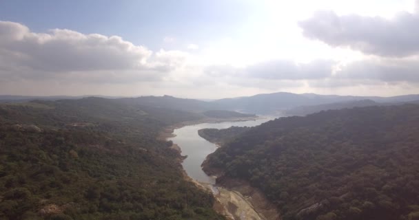 4k antenne, vluchten over Barrier Lake in Spanje, Embalse de Guadarranque, Andalusië — Stockvideo