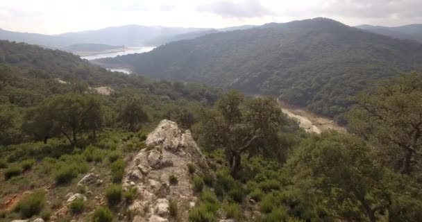 4K Aerial, Vols au-dessus d'un lac barrière en Espagne, Embalse De Guadarranque, Andalousie — Video