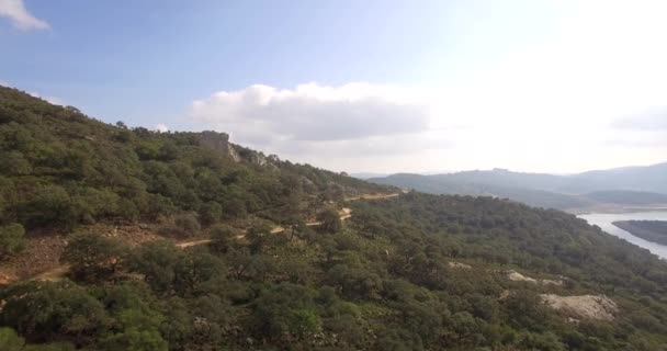 4K antenn, flyg över Barrier Lake i Spanien, Embalse de Guadarranque, Andalusien — Stockvideo