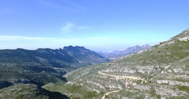 4K εναέρια, όμορφη θέα σε ένα ορεινό εύρος στην Ισπανία — Αρχείο Βίντεο