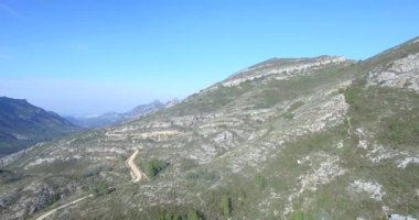 4k Aerial, İspanya'da bir dağ sırası nın güzel manzarası