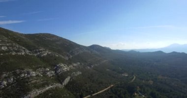 4k Aerial, İspanya'da bir dağ sırası nın güzel manzarası