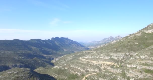 4k-antenne, prachtig uitzicht over een bergketen in Spanje — Stockvideo