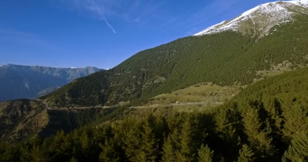 4K antenn, flygning på 1774m, fånga bergen i Andorra — Stockvideo