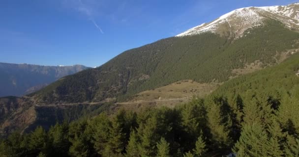 4K antenn, flygning på 1774m, fånga bergen i Andorra — Stockvideo
