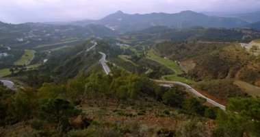 4k Aerial, Golf sahası ve saç tokası virajları, Endülüs, İspanya