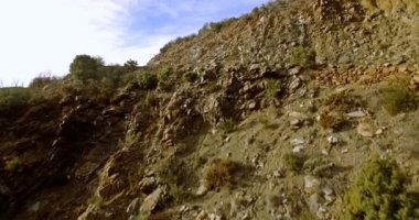 4k Aerial, Tepeler ve kayalar boyunca uçuş, dayak pisti kapalı, Endülüs, İspanya