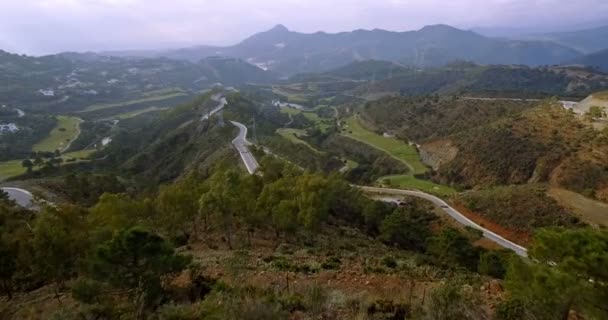 4K Aerial, Vistas al campo de golf y curvas de horquilla, Andalucía, España — Vídeo de stock