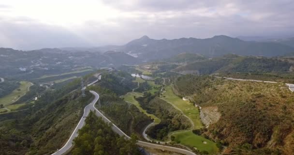 4k Aerial, Golf sahası ve saç tokası virajları, Endülüs, İspanya — Stok video
