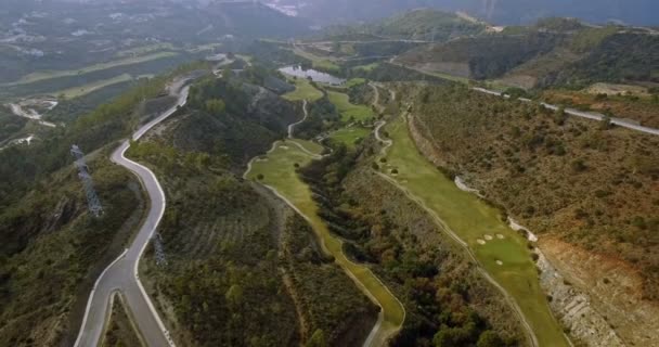 4k Aerial, Golf sahası ve saç tokası virajları, Endülüs, İspanya — Stok video