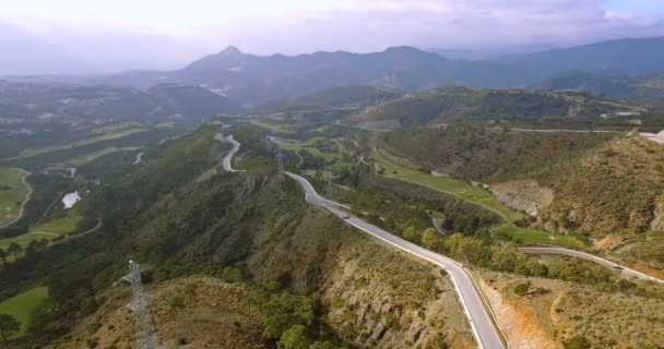 4k 鸟瞰图，可欣赏高尔夫球场和发夹弯道，安达卢西亚，西班牙 — 图库视频影像