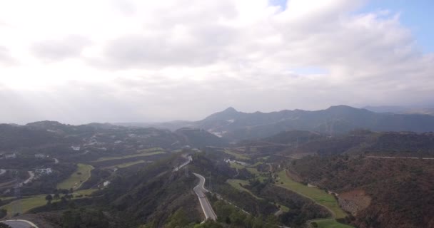 4K Aerial, Vista sobre campo de golfe e curvas de grampo de cabelo, Andaluzia, Espanha — Vídeo de Stock