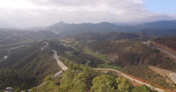 4K Aerial, Vista sobre campo de golfe e curvas de grampo de cabelo, Andaluzia, Espanha — Vídeo de Stock