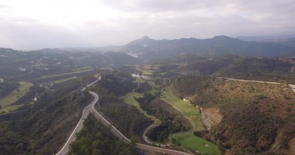 4K Aerial, Vista sobre campo de golfe e curvas de grampo de cabelo, Andaluzia, Espanha — Vídeo de Stock